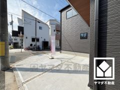 駐車スペースを並列2台分確保。重い荷物や雨の日の移動もスムーズで、快適なカーライフを実現。来客時にも便利です。