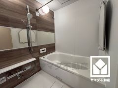 ナチュラルな木目調のアクセントパネルは落ち着いた雰囲気を演出してくれます。鏡が横長なので、お子様でも見やすく便利です。