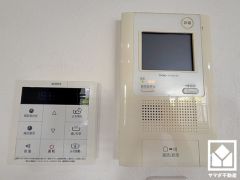 突然の来訪時でも安心なモニター付きインターホンを完備。お留守番中のお子様でも簡単に来訪者の確認ができます。