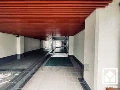 広々とした明るいエントランス。綺麗に整備されており、帰宅時や来客時にも気持ちの良い空間です。