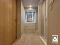 収納付きでスッキリお使い頂ける3面鏡の洗面台です。縦に2本配置されたLED照明が顔全体を明るく均等に照らしてくれるので、スキンケアやメイクがしやすくなります。