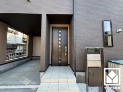 上質な暮らしを象徴する、重厚感のある落ち着いた配色の玄関デザイン。帰るたびに誇らしく思える住まいがここに。