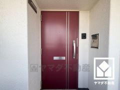 シンプルで洗練された玄関デザイン。帰るたびにホッとできる、心地よい住まいの入り口。
