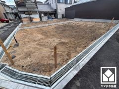 玄関ドアは防犯性に優れたディンプルキーを採用しています。