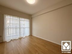 約6帖の洋室です。バルコニーにつながるお部屋で、通風・陽当たり良好。