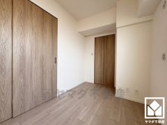 約4帖の洋室です。リビングに隣接する引き戸のお部屋で、一体利用も可能です。