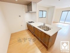 フラットタイプのカウンターキッチンなので配膳や片付けがしやすく、お料理中でもお子様の様子が分かって安心です。災害時の非常食や食料品のストックなども保存できる床下収納付き。