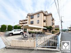 「ローソン尼崎富松町三丁目店」まで徒歩2分、「業務スーパー富松店」まで徒歩6分など、お買い物施設が徒歩圏内に複数あり便利な住環境です。