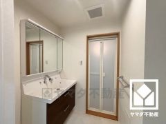 小さなお子様のお風呂上りもこのスペースがあればゆったりとして頂けます。室内洗濯機置場もございますので、天候に左右されず洗濯していただけます。