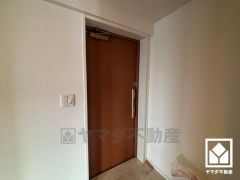 シンプルで洗練された玄関デザイン。帰るたびにホッとできる、心地よい住まいの入り口。