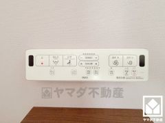 消耗品置き場、小物置きなどとしてもお使いいただける広々としたカウンターが設置されています。