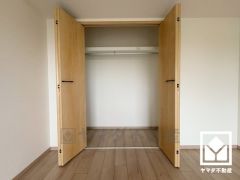 新たに家具を買わなくても良いので、ハンガーパイプ付きのクローゼットは嬉しいですね。