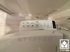 温水洗浄便座付きで、季節を問わずいつでも温かい便座をお使いいただけます。