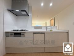 毎日の料理がもっとスムーズになる、便利な3口コンロ付き。毎日の家事の負担を軽減でき、水道代の節約にもなる食器洗乾燥機もございます。