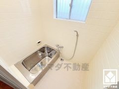 1日の疲れを癒す浴室でゆったりリフレッシュ。小窓が付いているので明るく、こもりがちな湿気もすぐ取り除くことができます。