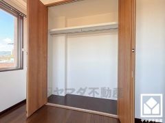 新たに家具を買わなくても良いので、ハンガーパイプ付きのクローゼットは嬉しいですね。奥行きがあるので、収納力も申し分ありません。