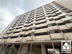 阪神電鉄武庫川線「武庫川団地前」駅まで徒歩約10分、阪神電鉄本線「鳴尾・武庫川女子大前」駅まで徒歩約30分の立地。