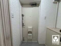 白を基調とした明るい玄関で、毎日を爽やかにスタート。清潔感あふれる空間が、訪れる人々を温かく迎えます。