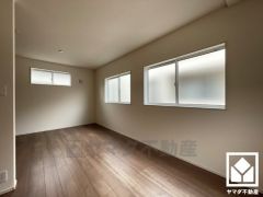 約5帖と約4.5帖のお部屋に仕切った際も、全居室2面採光を確保できる設計。明るい陽光がたっぷり差し込む心地よい生活空間です。