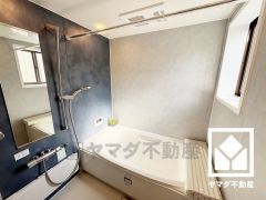 1日の疲れを癒す浴室でゆったりリフレッシュ。小窓が付いているので明るく、こもりがちな湿気もすぐ取り除くことができます。