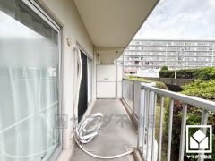 東側バルコニーのため、朝日が気持ちよく入り爽やかな一日を始められます。広々としているため、お洗濯物もたっぷりと干す事ができます。