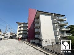 調理に手間がかかりがちな肉や魚を、短時間でサッと焼き上げることができるグリル付き。換気効率が高くお手入れもしやすいスリム型のレンジフードも完備。スッキリとしたスタイリッシュなデザインも魅力の一つです。