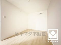 約4.5帖の洋室です。お子様のお部屋などにも丁度良い広さです。