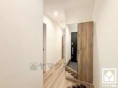 シューズボックスはお出かけの前のチェックにも便利な鏡付き。