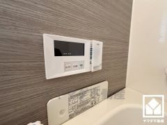 ボタン1つで自動でお湯張りができるオートバス機能付き。追い炊き機能もございますので、いつでも温かいお風呂に入ることができます。