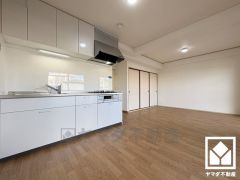 心地よい空間が広がるリビングで、家族みんなが快適に過ごせる時間を提供。