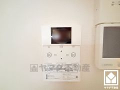 蓄電池を搭載しており、日中に発電した電気を貯めて、夜間や停電時にも電気を使うことができます。