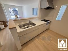 カウンターキッチンなので配膳や片付けがしやすく、お料理中でもお子様の様子が分かって安心です。キッチン横には窓がございますので、昼間は手元が明るく、お料理がはかどります。