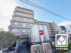 ガーデニングなどもお楽しみいただける専用庭付き。テラスにはスロップシンクもあり、汚れやすい作業を室内を汚さず行えるので、生活空間を清潔に保つことができます。