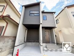 落ち着いた色合いと直線的な美しさが調和したモダンな外観。帰るたびに安心感を感じられる佇まい。