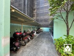屋根付き駐輪場・バイク置場なので、雨や風、直射日光からお乗り物を守ることができます。駐輪場は月額100円。バイク置場は月額300円。