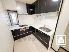 キッチンは空間を有効活用できる壁付けタイプ。L型なので作業動線が最短距離で効率良く動けます。窓がございますので、昼間は手元が明るく、お料理がはかどります。