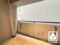 西側バルコニーにはウッドデッキも設置されており、ほっと一息つける憩いのスペースにも。