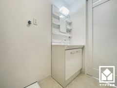 収納付きでスッキリお使い頂ける洗面台です。洗面ボウルが広めなので、忙しい朝でも身支度がしやすく時短になります。