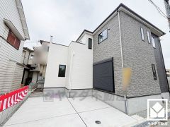 落ち着いた色合いと直線的な美しさが調和したモダンな外観。帰るたびに安心感を感じられる佇まい。