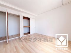 約8帖の洋室です。お子様のお部屋などにも丁度良い広さです。