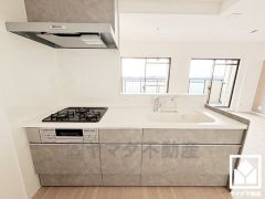 カウンターキッチンなので配膳や片付けがしやすく、お料理中でもお子様の様子が分かって安心です。