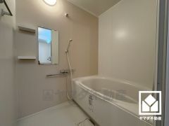 1日の疲れを癒す浴室でゆったりリフレッシュ。清潔感あふれる空間で、毎日のバスタイムをより快適に。