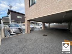 敷地内に駐車場を完備。重い荷物や雨の日の移動もスムーズで、快適なカーライフを実現。空き状況等は弊社スタッフまでお気軽にお問い合わせください。