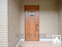 ドアの窓から光が差し込み、外出時にも帰宅時にも、明るい気持ちになれる玄関です。