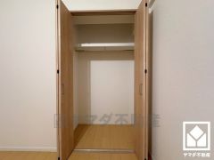 新たに家具を買わなくても良いので、ハンガーパイプ付きのクローゼットは嬉しいですね。