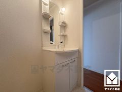 収納付きでスッキリお使い頂ける洗面台です。洗面ボウルが広めなので、忙しい朝でも身支度がしやすく時短になります。