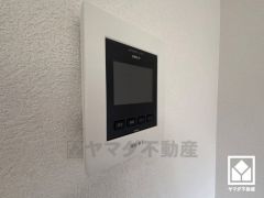 突然の来訪時でも安心なモニター付きインターホンを完備。お留守番中のお子様でも簡単に来訪者の確認ができます。