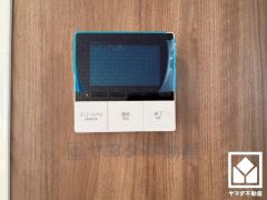 突然の来訪時でも安心なモニター付きインターホンを完備。お留守番中のお子様でも簡単に来訪者の確認ができます。