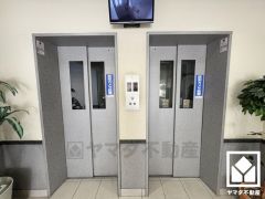 複数基のエレベーターを設置し、待ち時間を短縮。快適な住まいへのアクセスをスムーズに。防犯カメラが設置されておりセキュリティに配慮されています。