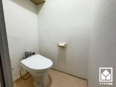 明るく清潔感溢れるトイレです。